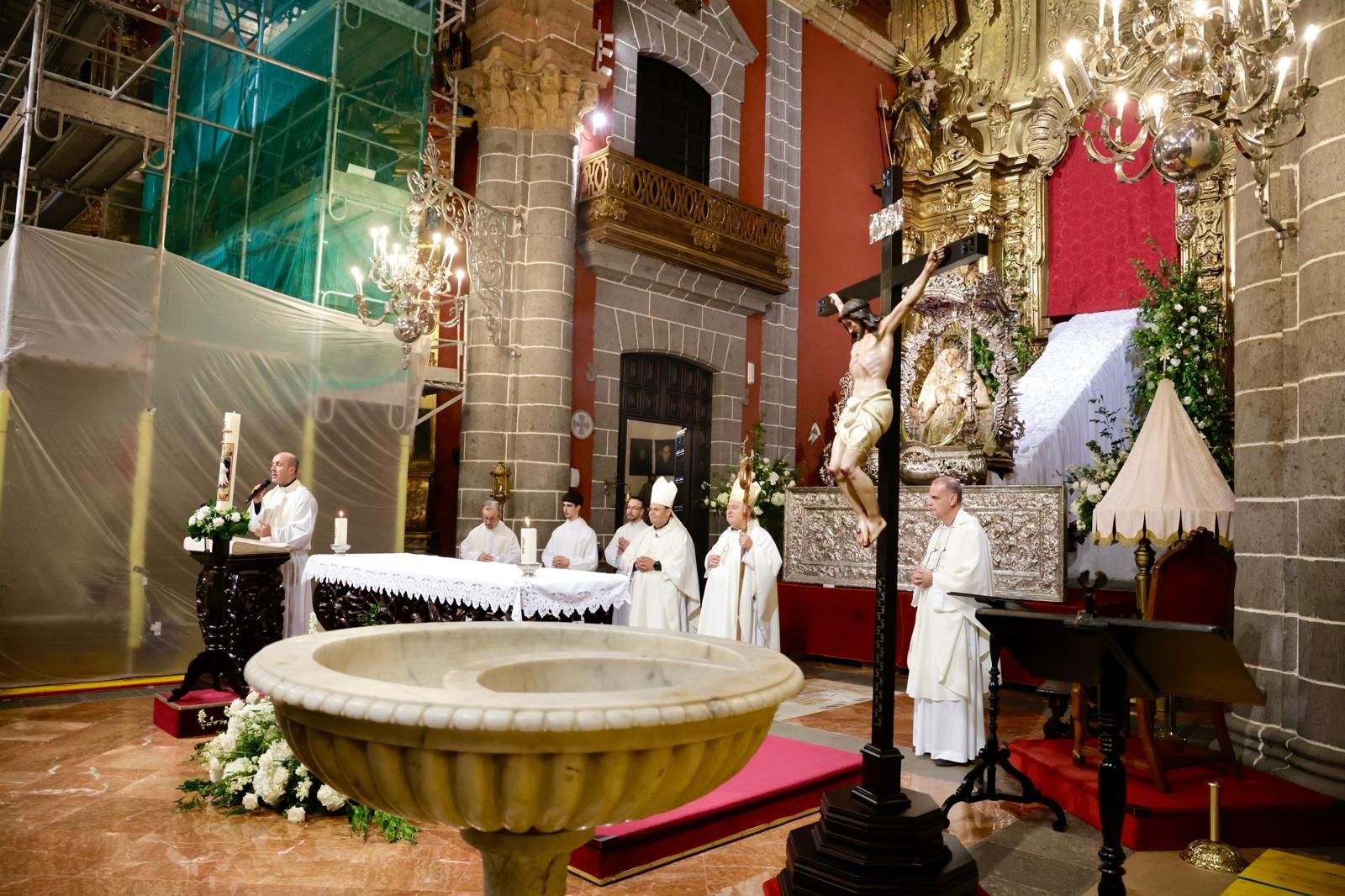 La Virgen del Pino en su descenso desde el camarín este martes.
