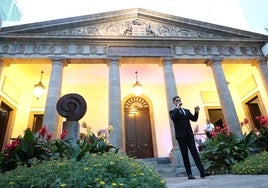 Imagen del tenor Besay Pérez, delante de la fachada de la Cámara.