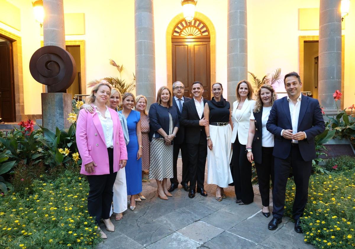 Imagen principal - Besay Pérez pone voz a los actos del Día de Canarias en el Parlamento