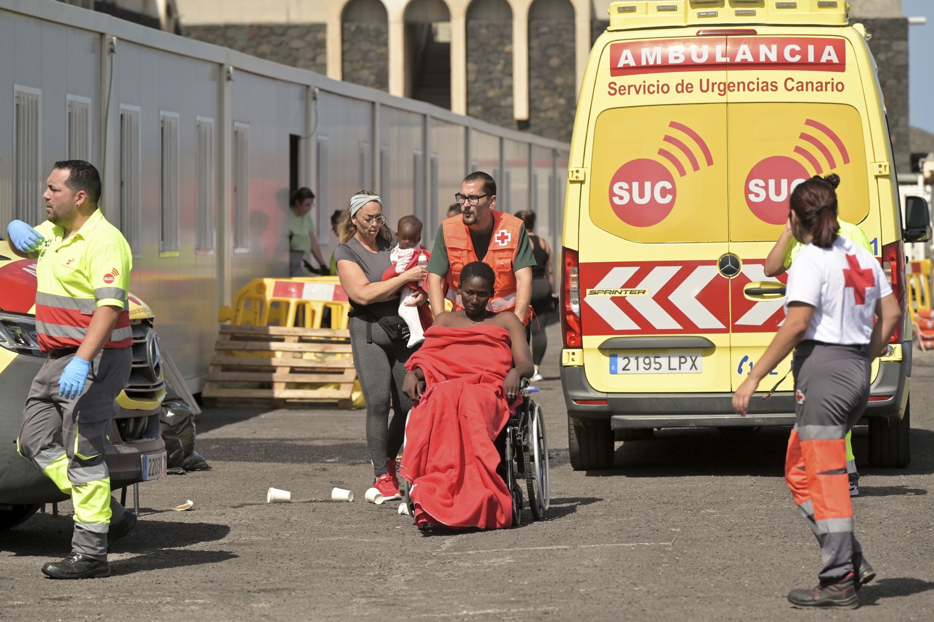 Las imágenes del vuelco del cayuco al llegar a La Restinga