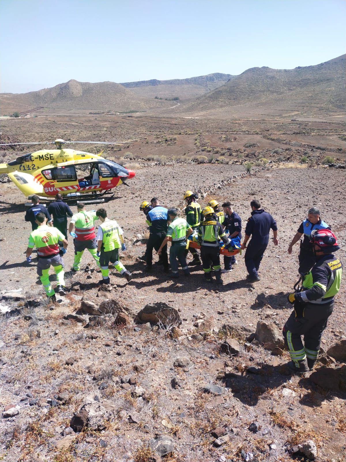 El afectado siendo trasportado hasta el helicóptero.