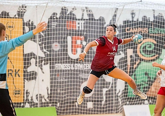 Michaella, en pleno vuelo mientras arma el brazo.