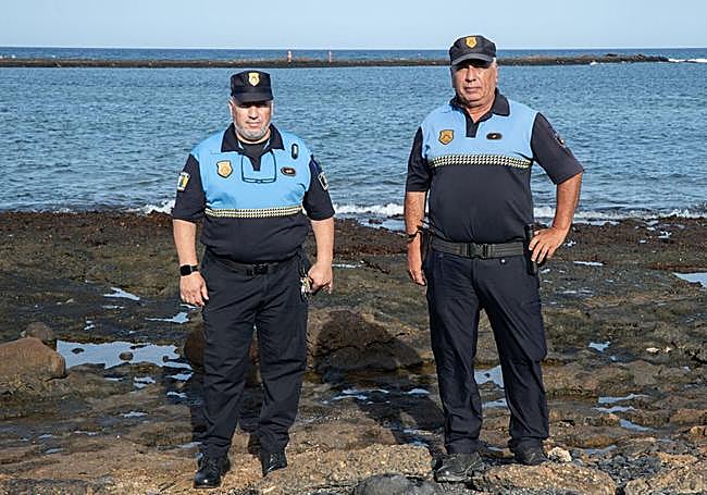 Los policías locales Juan Francisco de Vera y José Ángel Suárez posan en el lugar donde arribó la primera patera que llegó a Canarias, el 28 de agosto de 1994.