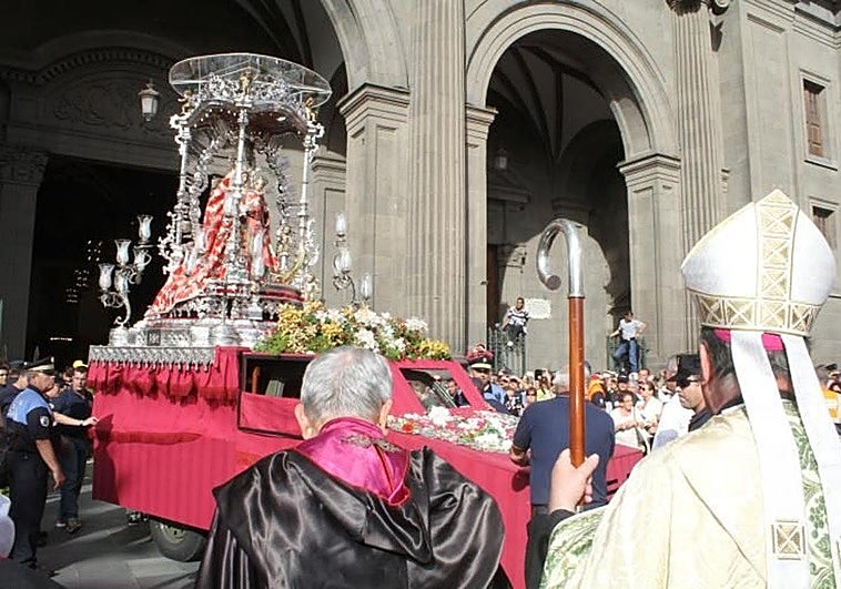 La Virgen del Pino entrando en la Catedral de Santa Ana en la Bajada del año 2014.
