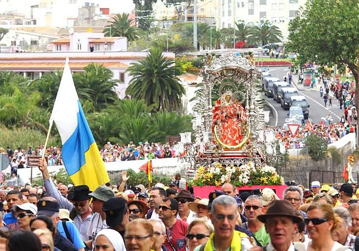 Imagen de la Bajada de la Virgen del Pino en 2014 a su paso por Tamaraceite.
