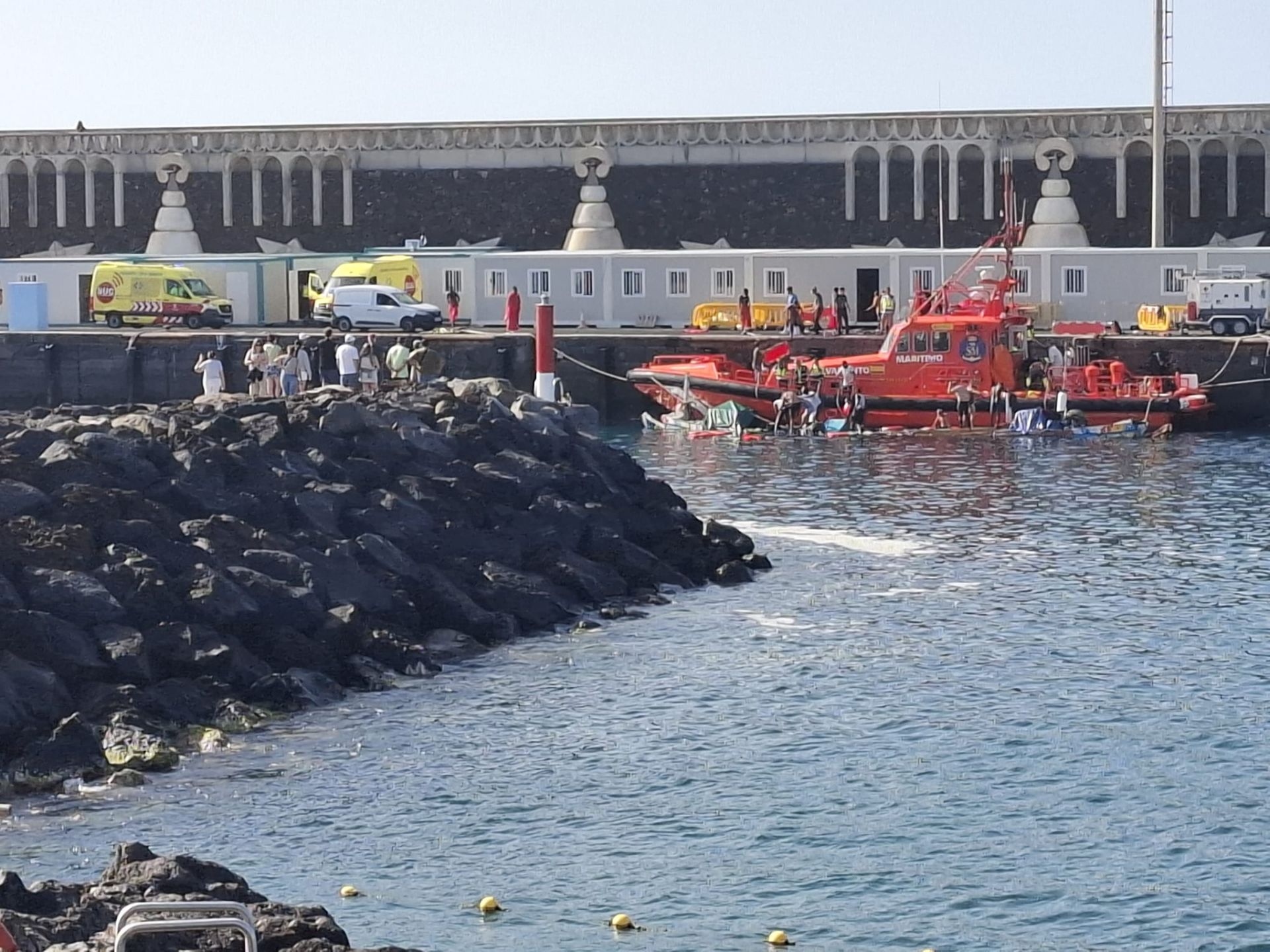 Las imágenes del vuelco del cayuco al llegar a La Restinga