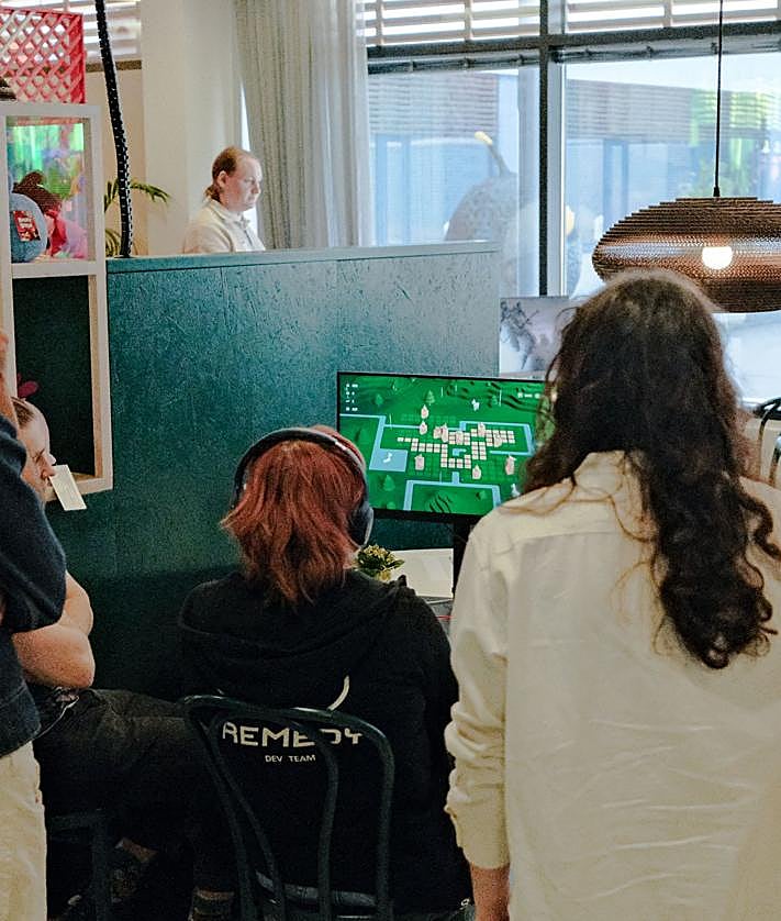 Imagen secundaria 2 - Imagen del equipo siendo reconocido con el triunfo en el Finnish Game Awards en Helsinki.