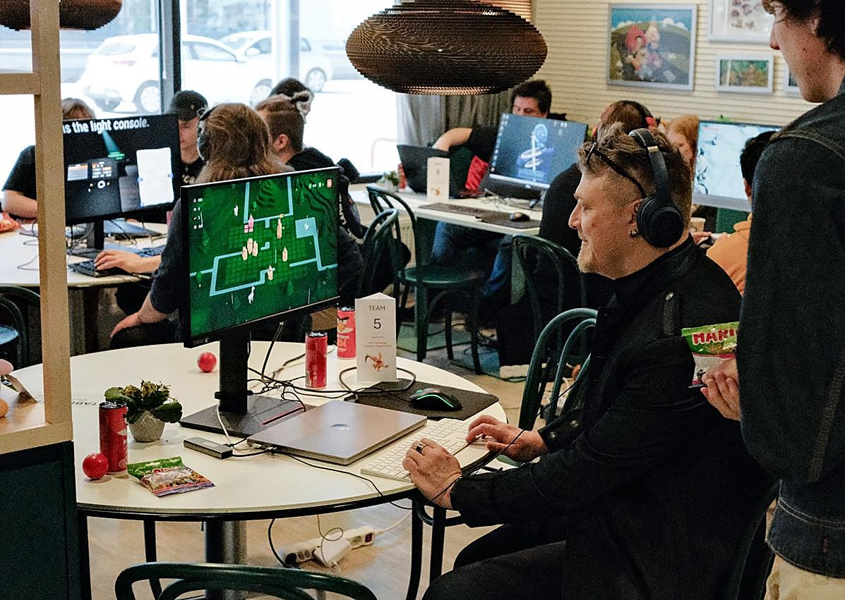 Imagen secundaria 1 - Imagen del equipo siendo reconocido con el triunfo en el Finnish Game Awards en Helsinki.