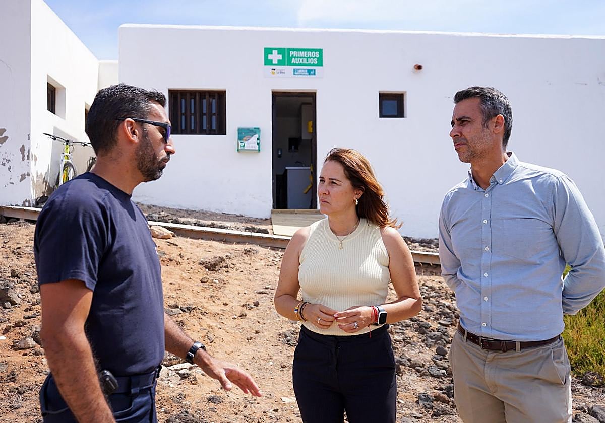 La presidenta Lola García y el alcalde de La Oliva, Isaí Blanco, con el personal de Emergencias, en el nuevo servicio de primeros auxilios de la isla de Lobos.