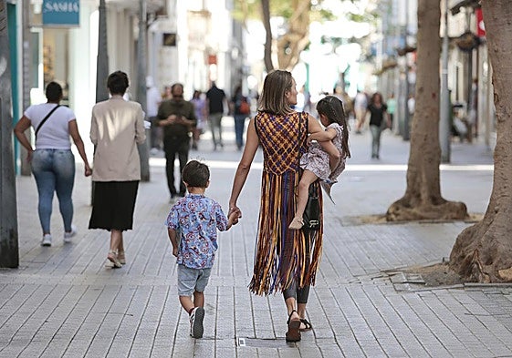 Familia paseando por el centro de Arrecife a mediados de semana.
