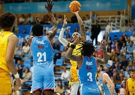 El escolta del Dreamland Gran Canaria, Caleb Homesley, lanza a canasta en el duelo ante el Breogán.