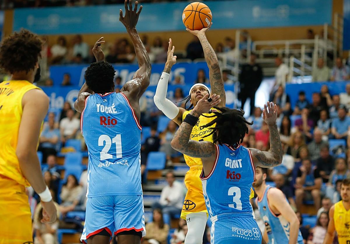 El escolta del Dreamland Gran Canaria, Caleb Homesley, lanza a canasta en el duelo ante el Breogán.