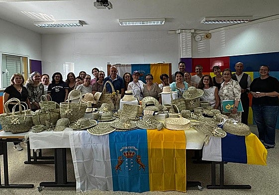 Alumnado que recibió este jueves el diploma.