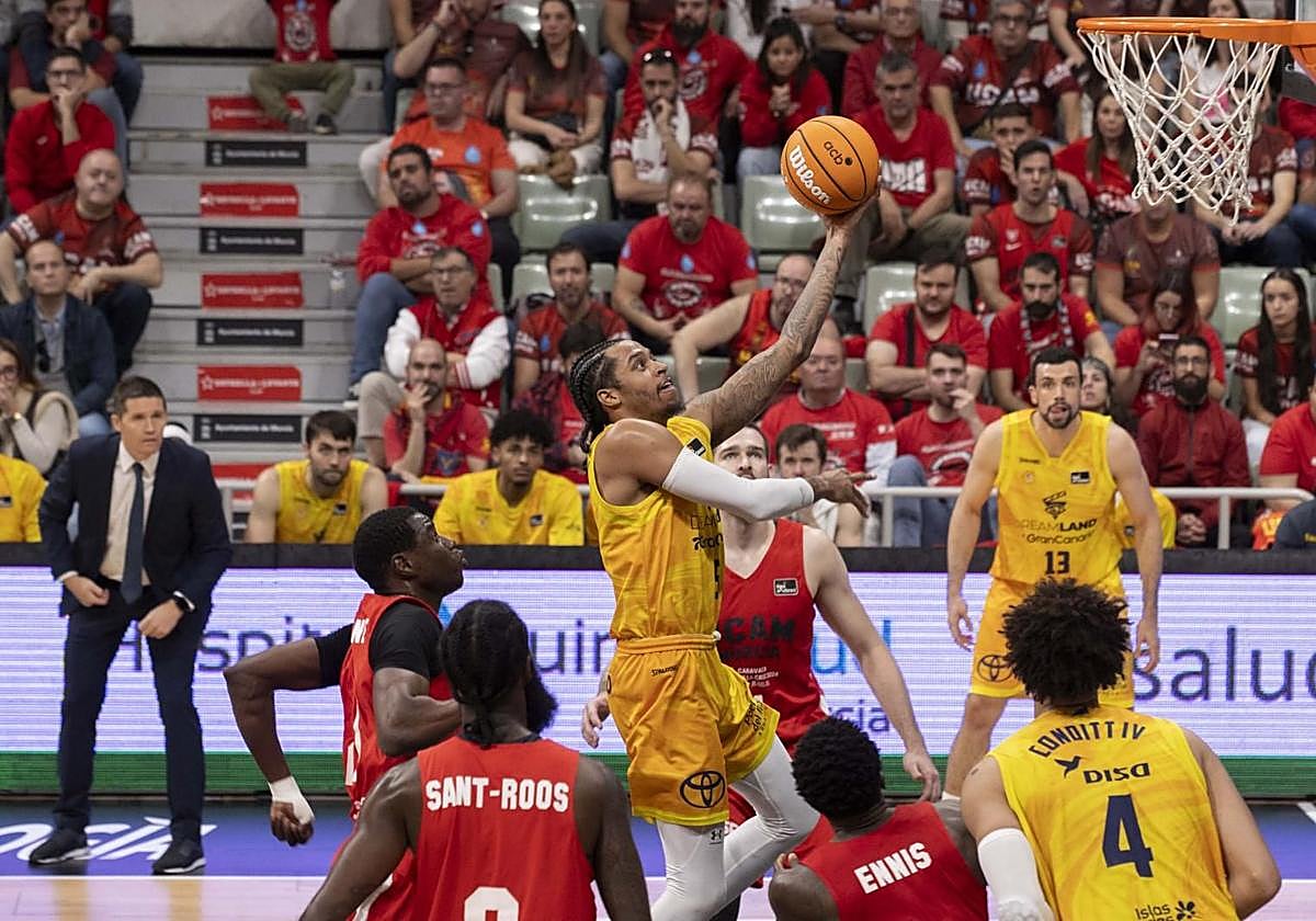 El escolta del Dreamland Gran Canaria Caleb Homesley intenta encestar ante la mirada del pívot de UCAM Murcia Diagne, durante el partido de la liga Endesa.
