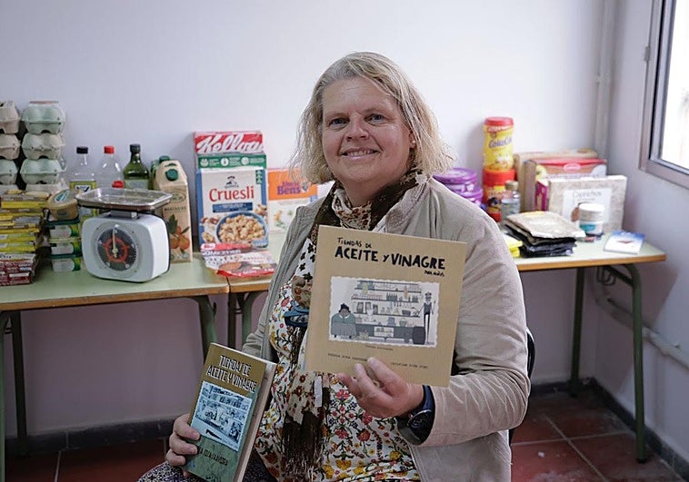 Teresa Sosa con sus libros en la tienda creada en un aula del CEIP Pepe Dámaso.