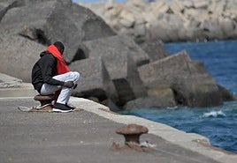 Imagen de un migrante tras llegar al muelle de La Restinga, en El Hierro.