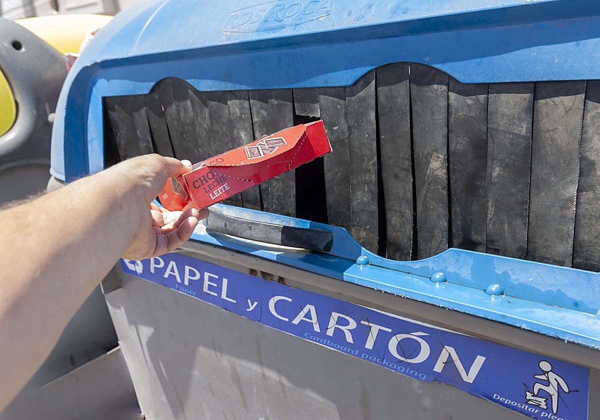 Contenedor en Arrecife dedicado a la recogida de papeles y cartones.