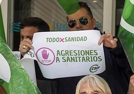 Imagen de archivo de una protesta de sanitarios contra las agresiones en su entorno laboral.