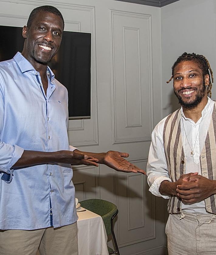 Imagen secundaria 2 - Distintos momentos del almuerzo en La Bodega de La Avenida.
