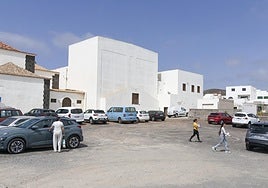 San Bartolomé mejorará el aparcamiento tras el Teatro Municipal