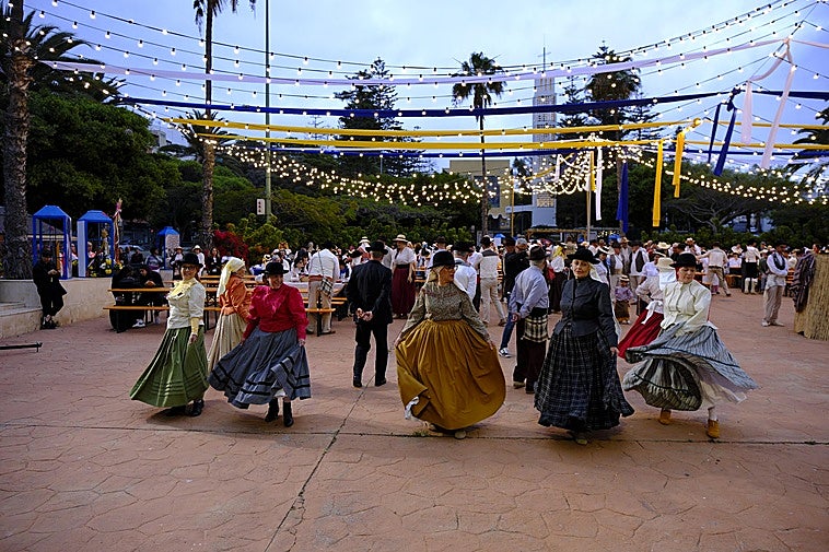Un momento del baile en el parque Don Benito del barrio de Schamann.