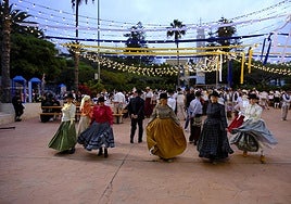 Un momento del baile en el parque Don Benito del barrio de Schamann.