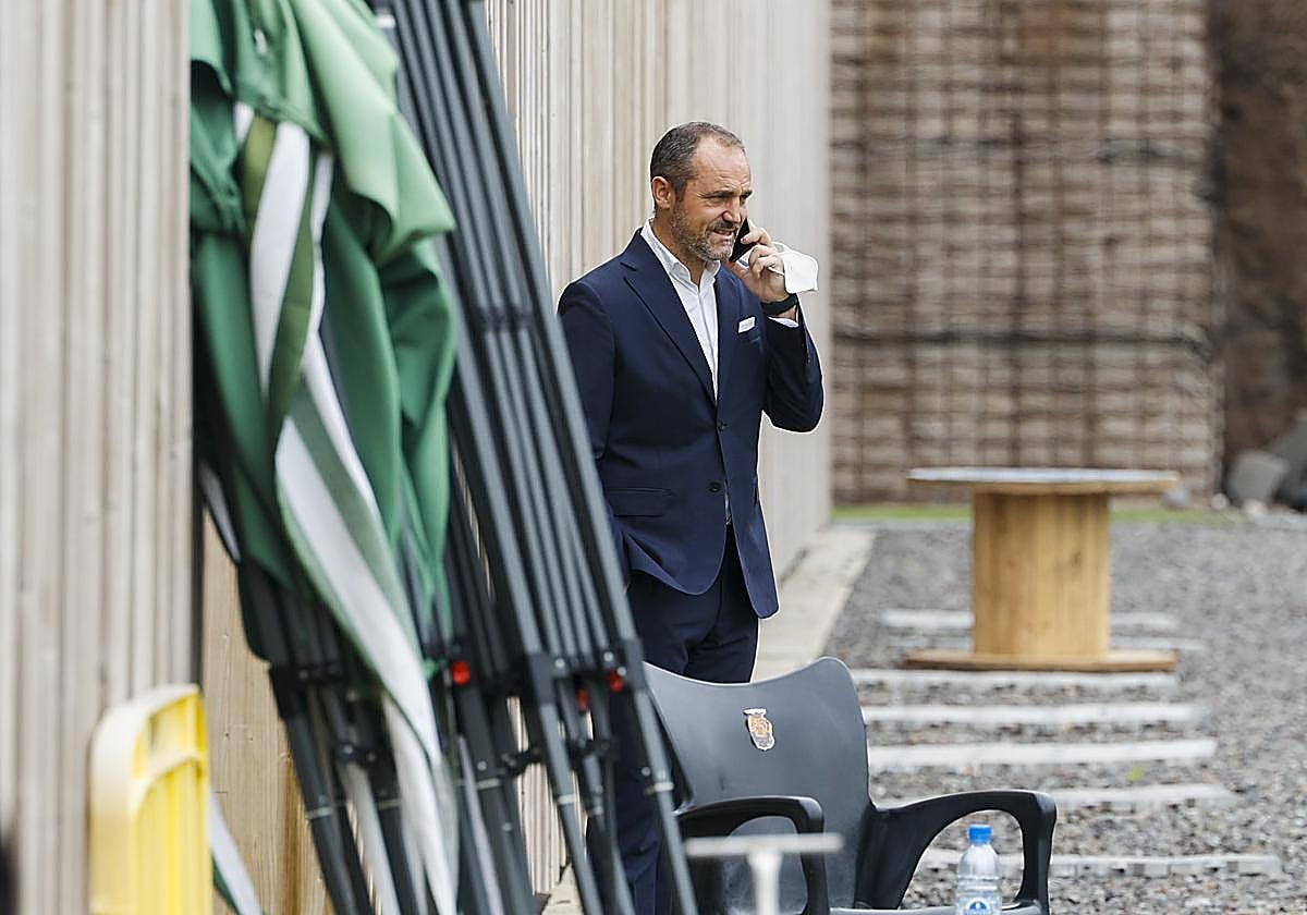 Luis Helguera ultima detalles con el nuevo entrenador amarillo.