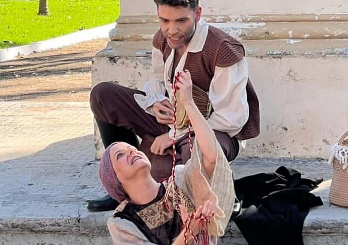 Carol Cabrera e Iván Álamo, en el pase de 'Celestina itinerante', en Guaranésia.