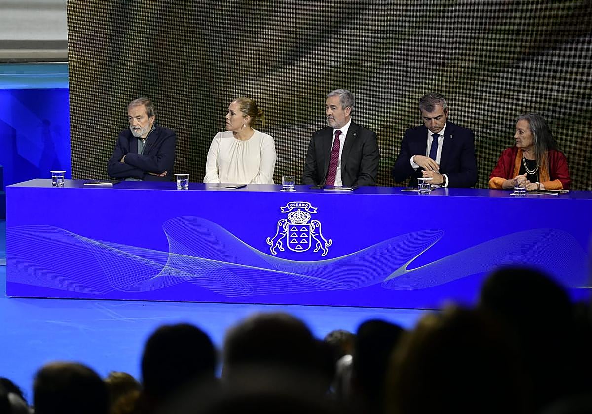 Imagen principal - El escritor Juan Jesús Armas Marcelo leyó el discurso en nombre de los Premios Canarias 2025.