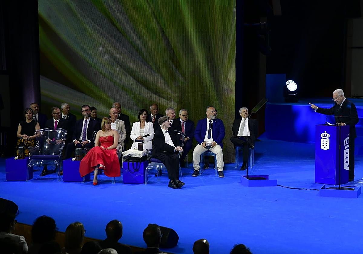 El escritor Juan Jesús Armas Marcelo, durante la lectura de su discurso en nombre de los Premios Canarias 2025.
