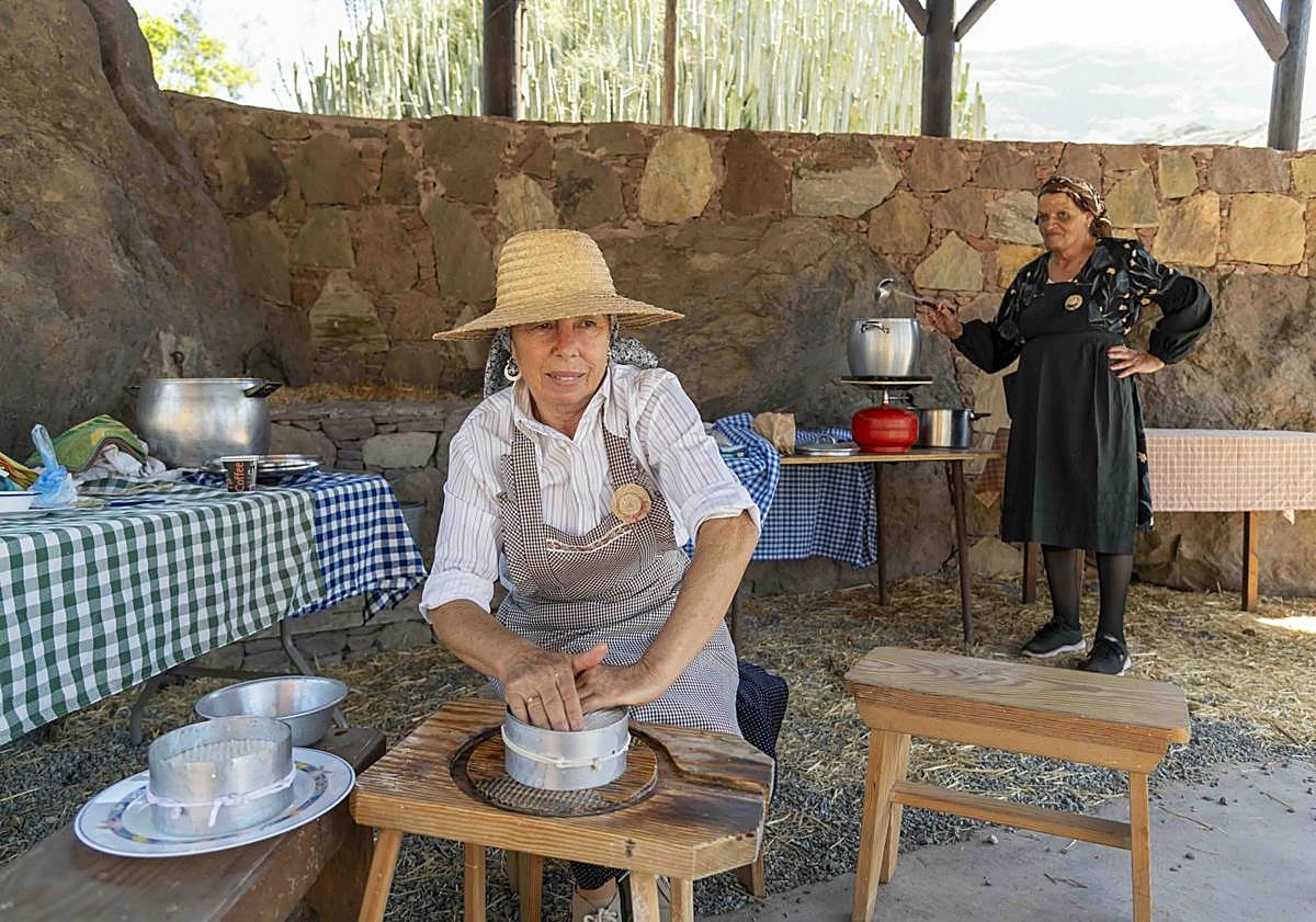 Imagen principal - El día de Canarias en Mogán sabe a gofio