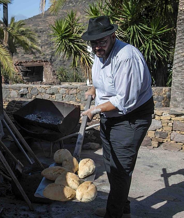 Imagen secundaria 2 - El día de Canarias en Mogán sabe a gofio