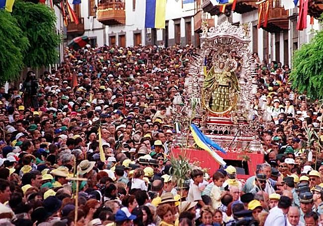 La Vilrgen del Pino regresando a Teror tras la Bajada del Año Jubilar 2000.