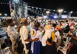 Una de las mesas de familiares y amigos, en el Gran Baile de Taifas de Fuerteventura, en Puerto del Rosario.