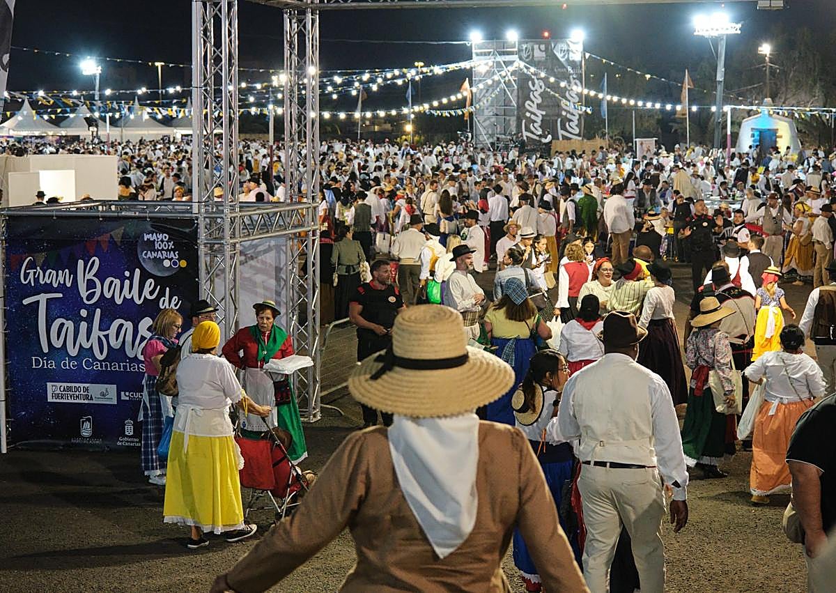 Imagen secundaria 1 - Gran Baile de Taifas hasta la bandera en Fuerteventura