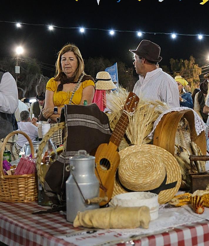 Imagen secundaria 2 - Instrucciones para ponerse los complementos de la indumentaria canaria se dieron en varios puntos del baile.