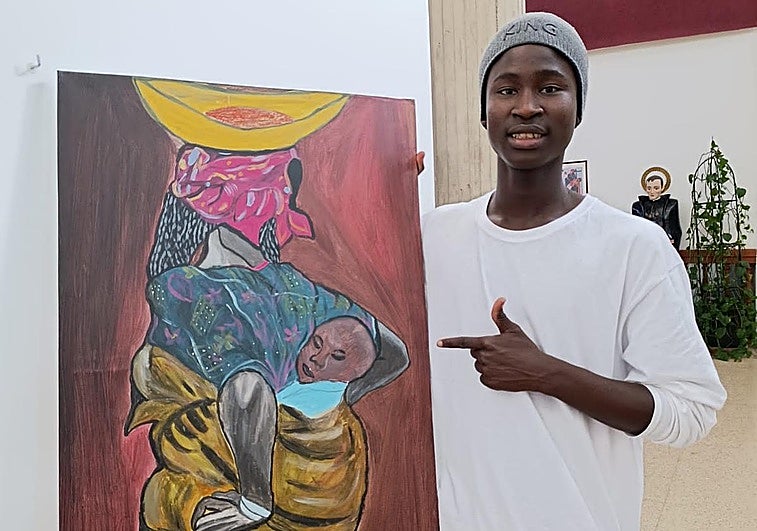 El joven Djibril Cissé junto a una de sus obras.