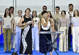 Julia Rodríguez y Belén Álvarez 'Lajalada', con el Coro Juvenil de la OFGC en la interpretación del himno.