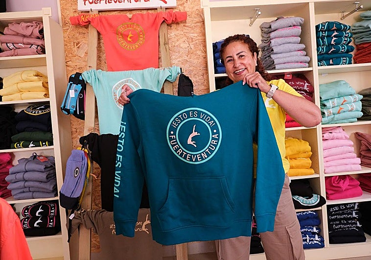 Yolanda Cedrés Quintana con su producto estrella, la sudadera, en la cafetería El Tiempo, en Antigua, donde se pueden adquirir sus productos. También en Los Telares, en Lajares, además de en su página web.