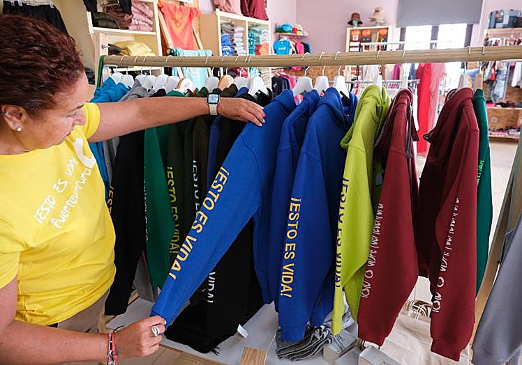 Más prendas de su marca en la cafetería El Tiempo, en Antigua.
