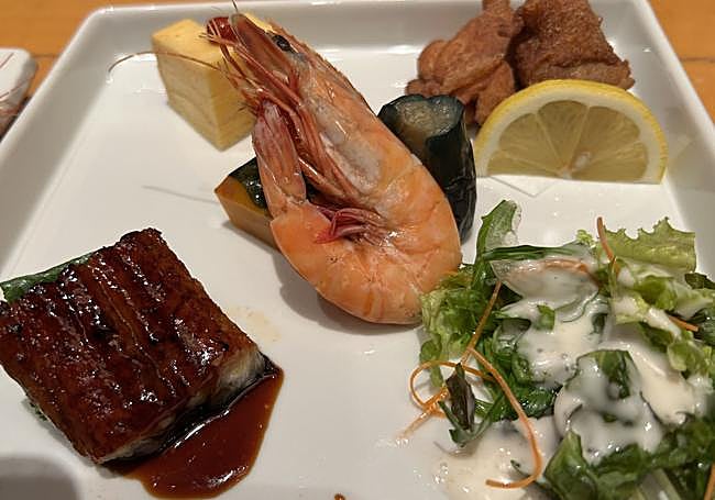 Plato combinado en el restorán Sushi