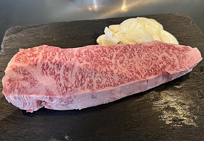 El entrecot de wagyou y los ajos en crudo del restorán Misono