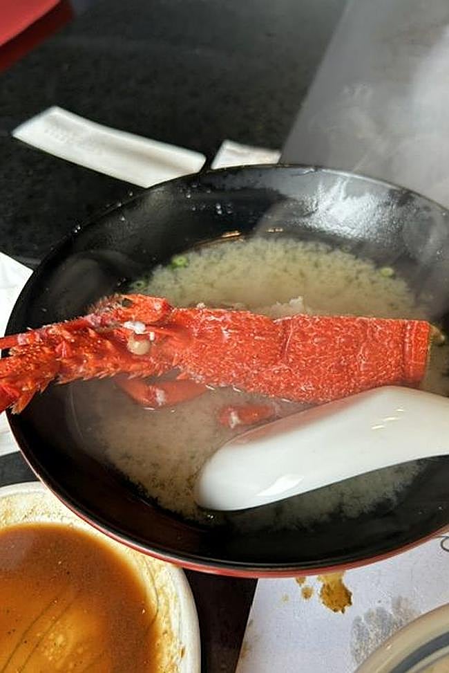 El caldo con los restos de la langosta del restorán Misono