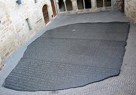 Copia gigante de la piedra de rosetta creada por Joseph Kosuth en figeac, Francia, lugar de nacimiento de jean-françois champollion.