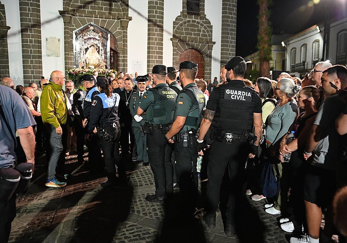 La Guarcia Civil durante la BAjada de la Virgen del Pino.