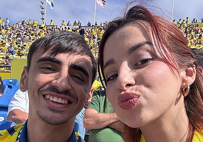 Xerach Estrenjer, con su pareja, durante un partido en la Curva.