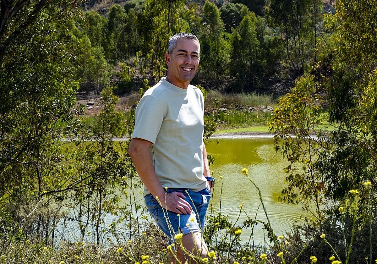 José Hernández posa ante la Charca de los Llanos de María Rivera, emblema de ese barrio fronterizo.