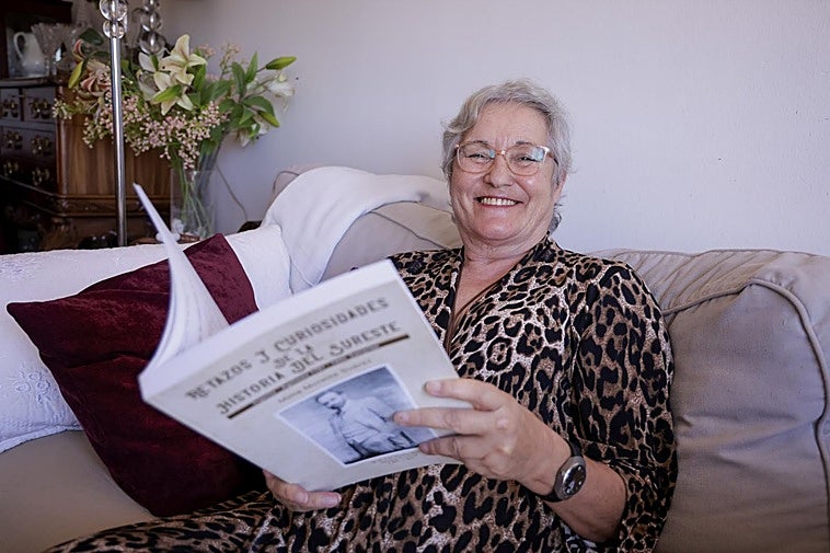 Mima Morales, con el libro que será reeditado con nueva información.