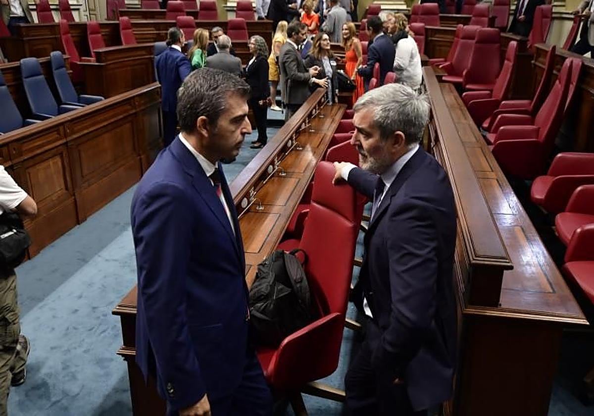 Domínguez y Clavijo durante el pacto de investidura en 2023.