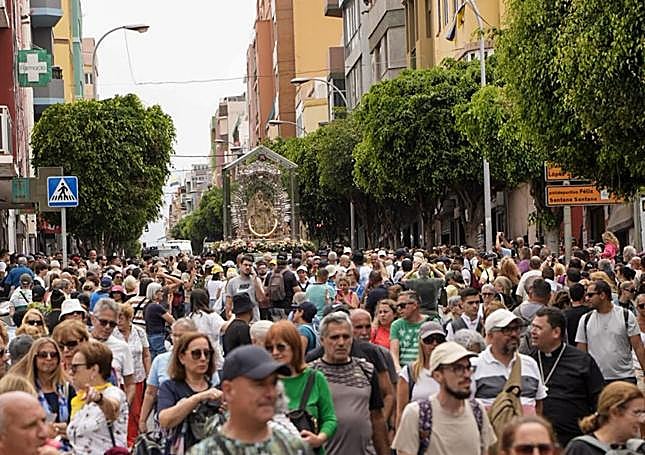 La imagen de la Virgen del Pino el pasado sábado en la calle Pedro Infinito.